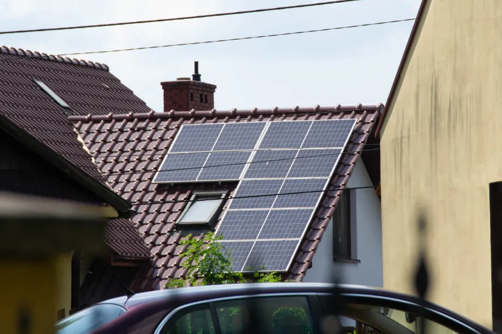 Instalacja paneli fotowoltaicznych na dachu domu jednorodzinnego — przykład realizacji w regionie